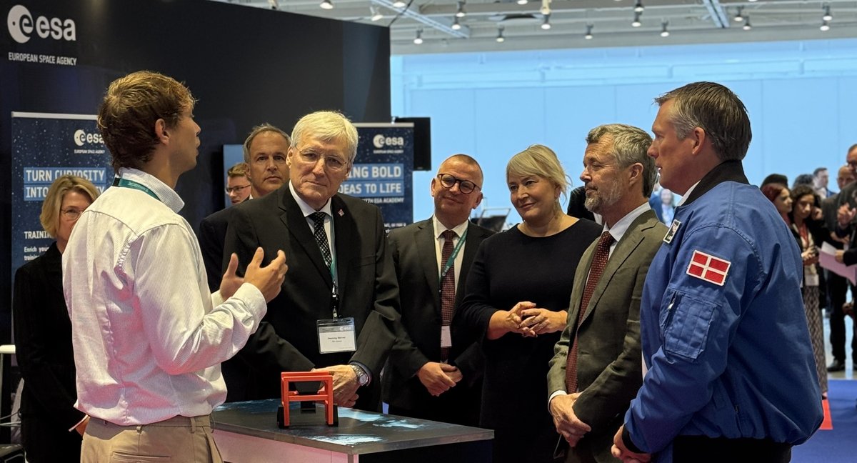 ERLEtek presenting its printer to Denmark's King Frederik X, ESA astronaut Andreas Mogensen, and Minister Christina Egelund at ESA's Space for Inspiration event in Copenhagen.